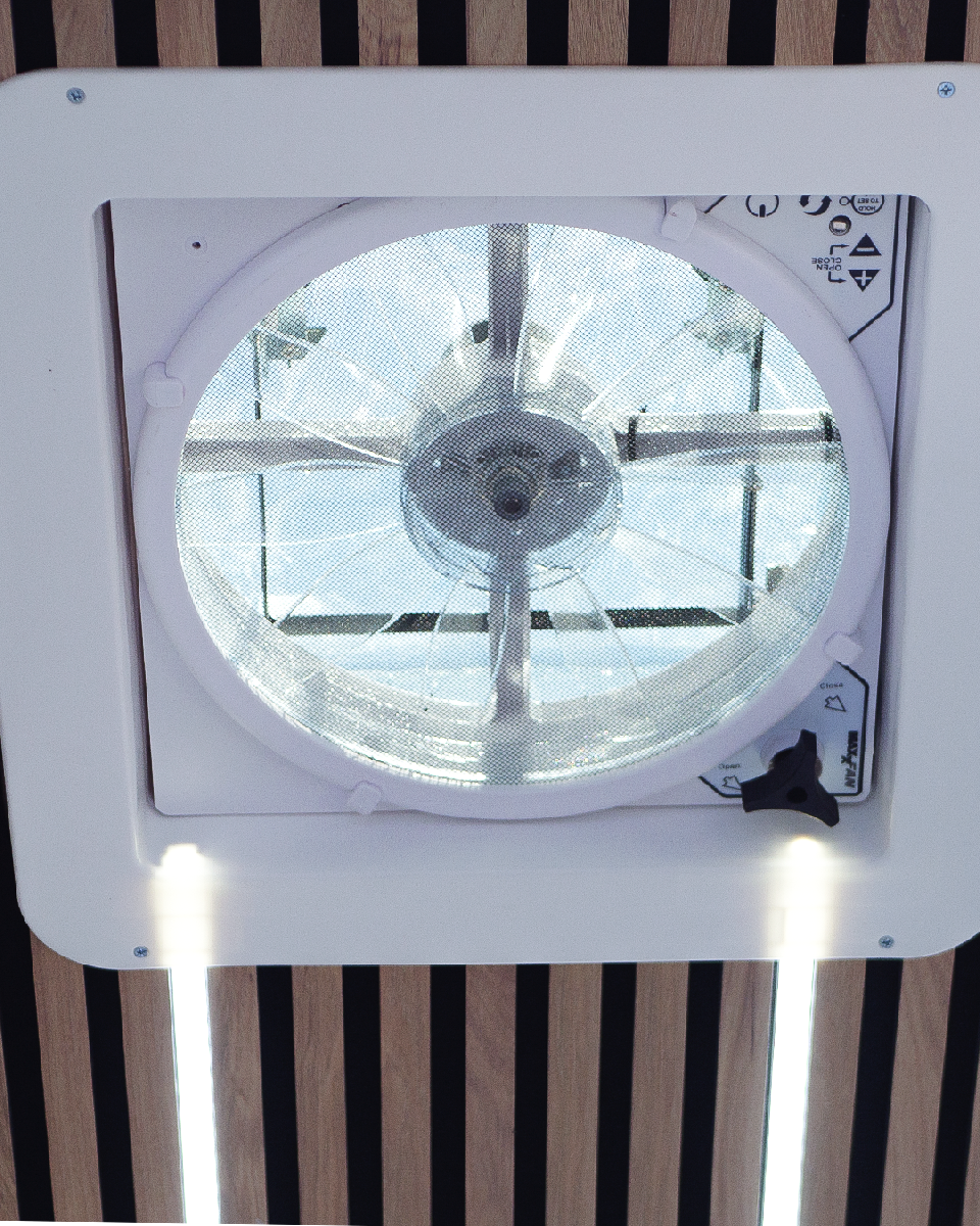 Claraboya 40cm x 40cm turboventilador con cristal 2 Claraboya 40cm x 40cm turboventilador con cristal - Imagen 2